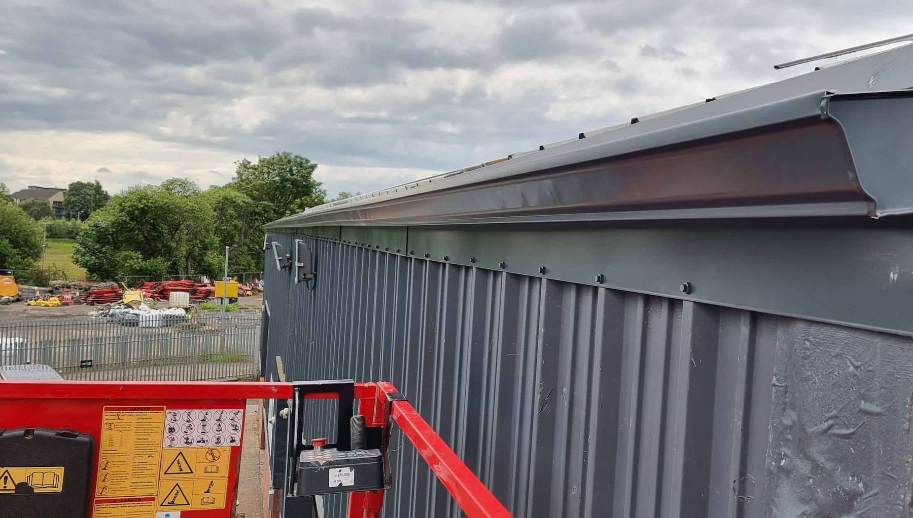 Seamless aluminium gutter on a clad commercial unit
